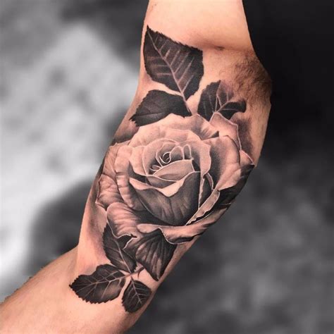 tatuaje en el biceps hombre|Tatuajes de bíceps para hombres: ideas de tatuajes en el interior。